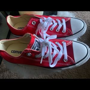Womenliw converse! Red 🔥🔥🔥🔥 LIKE NEW CONDITION